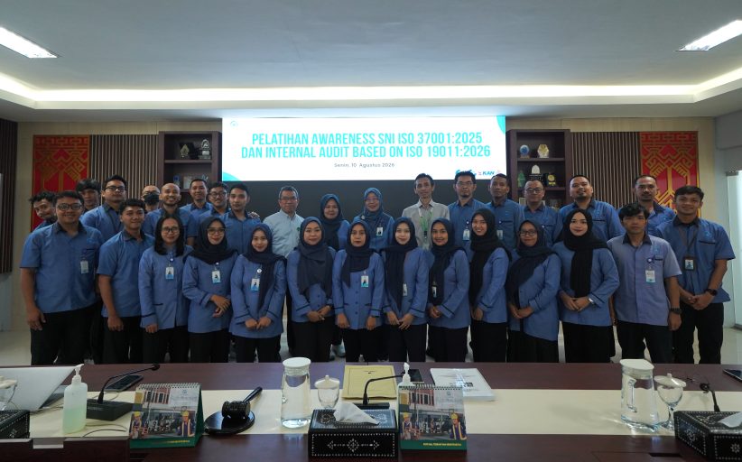 Foto bersama jajaran direksi dan peserta In House Training SMAP SNI ISO 37001:2025 dan ISO 19011:2026 di PT Air Minum Giri Menang.
