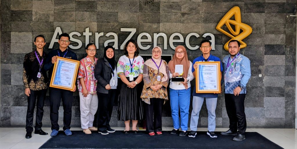 Penyerahan Sertifikat ISO 14001 dan ISO 45001 kepada PT AstraZeneca Indonesia.