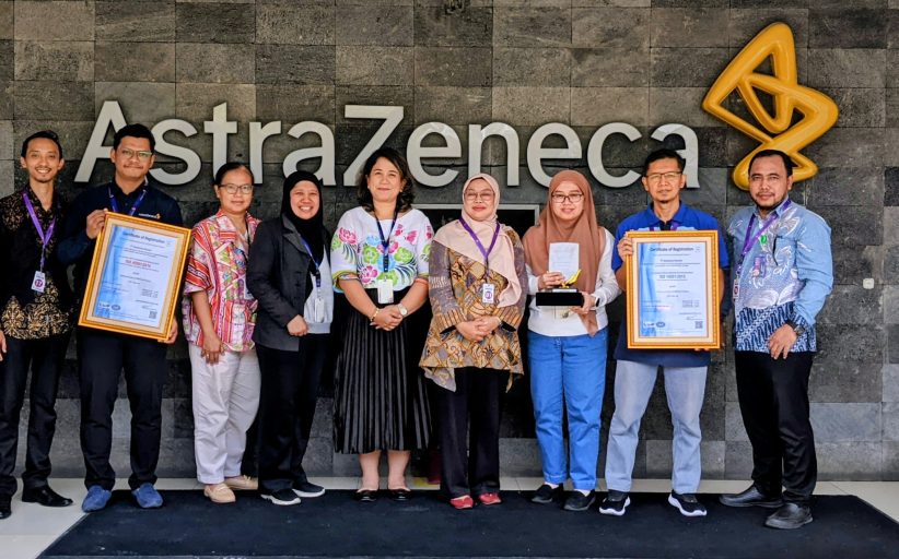 Penyerahan Sertifikat ISO 14001 dan ISO 45001 kepada PT AstraZeneca Indonesia.