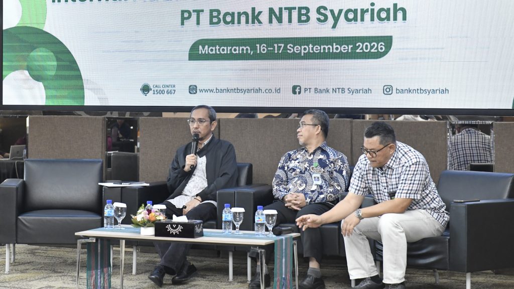 Opening Speech - Bapak Ferry Ardiansyah selaku Direktur Kepatuhan dan Manajemen Risiko PT Bank NTB Syariah